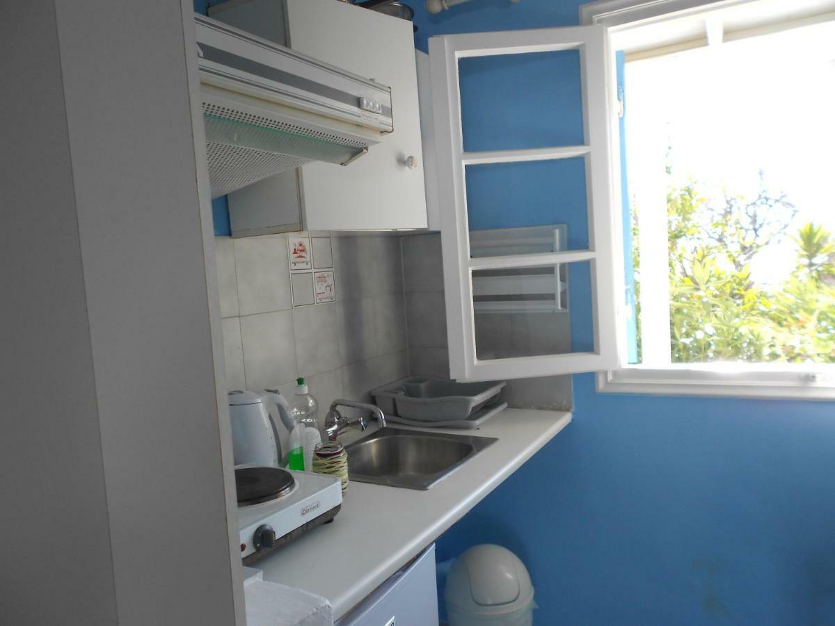 Blue White House Apartment *