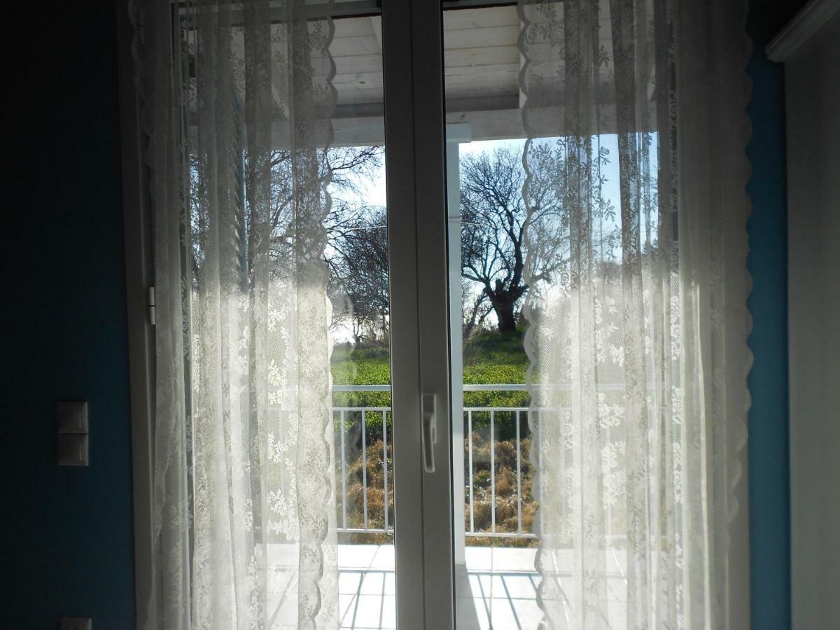 Blue White House Apartment Kalamítsi